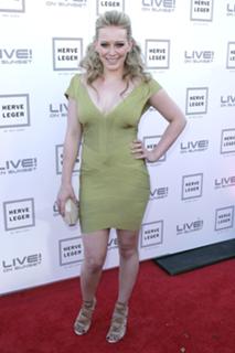 Hilary Duff feet photo thumbnail