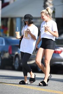 Vanessa Hudgens feet photo thumbnail