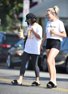 Vanessa Hudgens feet photo thumbnail
