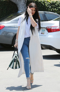 Kylie Jenner feet photo thumbnail