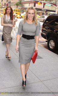 Hilary Duff feet photo thumbnail