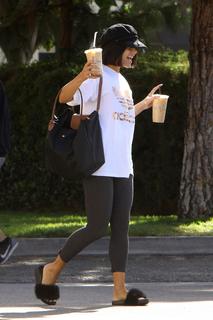 Vanessa Hudgens feet photo thumbnail