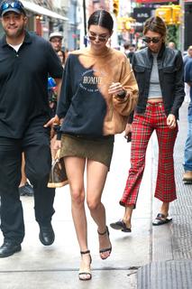 Kendall Jenner feet photo thumbnail