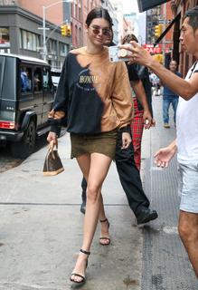 Kendall Jenner feet photo thumbnail