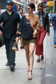 Kendall Jenner feet photo thumbnail