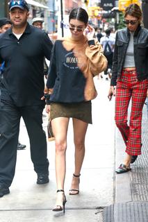 Kendall Jenner feet photo thumbnail