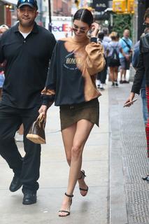 Kendall Jenner feet photo thumbnail
