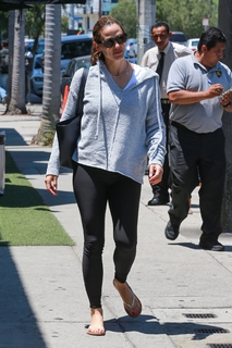 Jennifer Garner feet photo thumbnail
