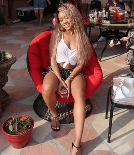 Jilly Anais feet photo thumbnail