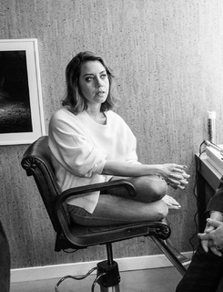 Aubrey Plaza feet photo thumbnail