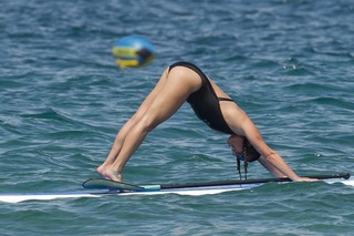 Lea Michele feet photo thumbnail