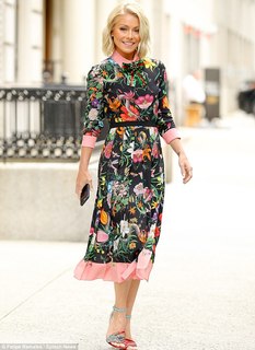 Kelly Ripa feet photo thumbnail