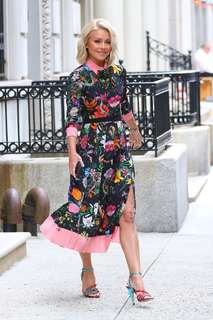 Kelly Ripa feet photo thumbnail