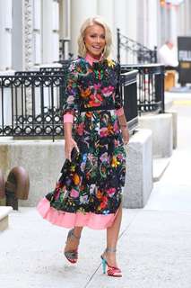 Kelly Ripa feet photo thumbnail