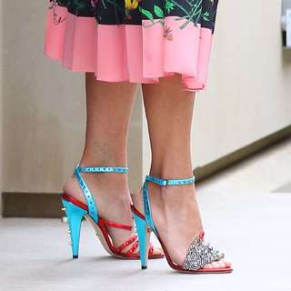 Kelly Ripa feet photo thumbnail