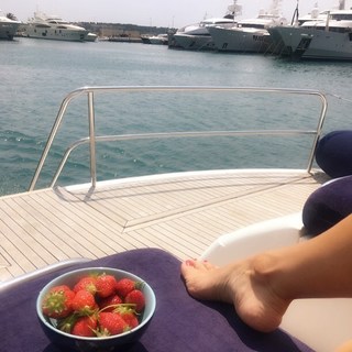 Dorota Rabczewska feet photo thumbnail