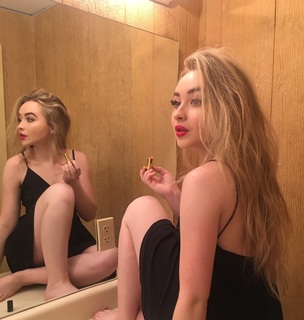 Sabrina Carpenter feet photo thumbnail