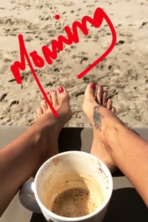 Brooke Burke feet photo thumbnail
