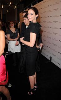 Emily Blunt feet photo thumbnail
