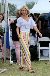 Kelly Ripa feet photo thumbnail