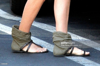 Tori Spelling feet photo thumbnail