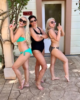 Daniela Katzenberger feet photo thumbnail