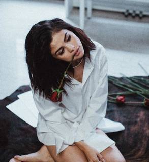 Selena Gomez feet photo thumbnail