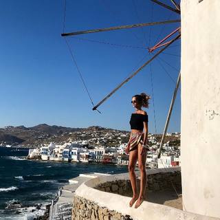 Izabel Goulart feet photo thumbnail