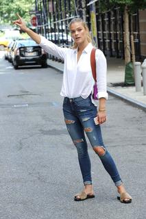 Nina Agdal feet photo thumbnail