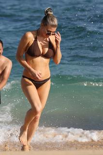 Fergie feet photo thumbnail