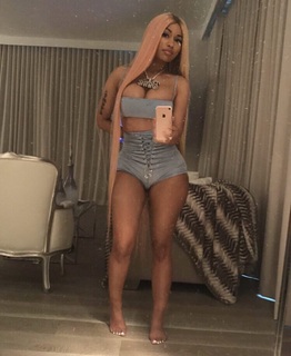 Nicki Minaj feet photo thumbnail