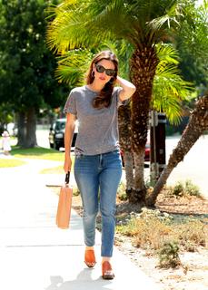 Rachel Bilson feet photo thumbnail