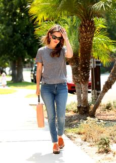 Rachel Bilson feet photo thumbnail