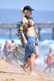 Gwen Stefani feet photo thumbnail