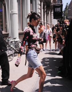 Kendall Jenner feet photo thumbnail