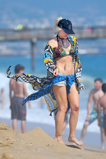 Gwen Stefani feet photo thumbnail