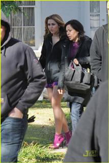 Miley Cyrus feet photo thumbnail