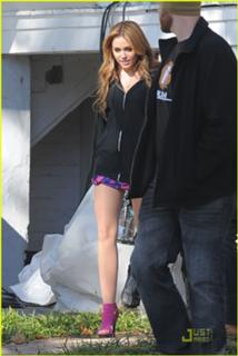 Miley Cyrus feet photo thumbnail