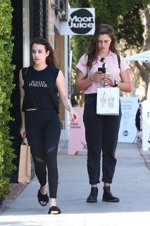 Emma Roberts feet photo thumbnail
