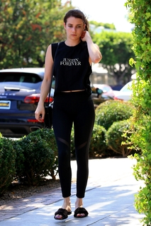 Emma Roberts feet photo thumbnail