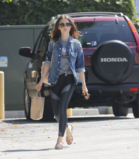 Lily Collins feet photo thumbnail