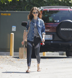 Lily Collins feet photo thumbnail