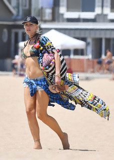 Gwen Stefani feet photo thumbnail