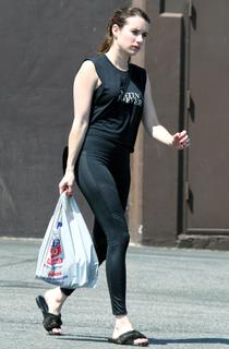 Emma Roberts feet photo thumbnail