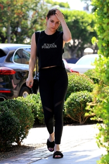 Emma Roberts feet photo thumbnail