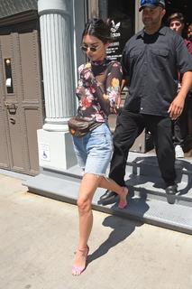 Kendall Jenner feet photo thumbnail