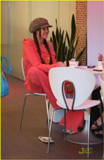 Miley Cyrus feet photo thumbnail