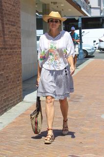 Minnie Driver feet photo thumbnail