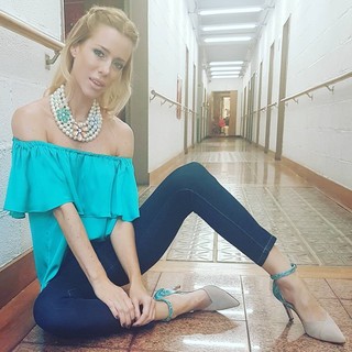 Nicole Neumann feet photo thumbnail