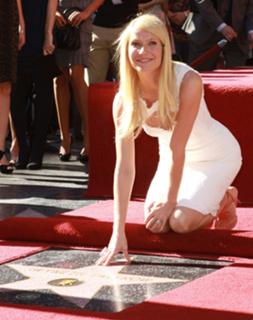 Gwyneth Paltrow feet photo thumbnail